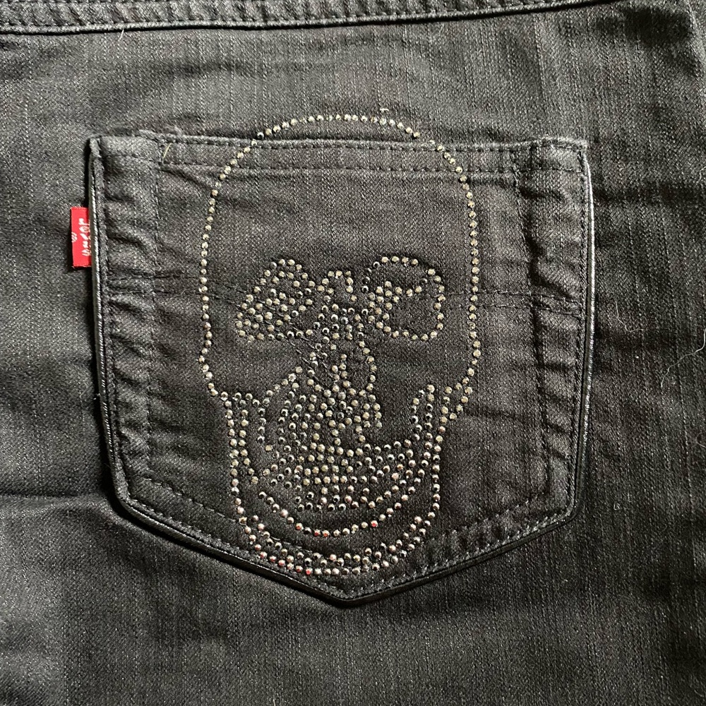 DAMIEN HIRST x ANDY WARHOL x LEVIS
Swarovski Crystal Skull Jeans limited edition